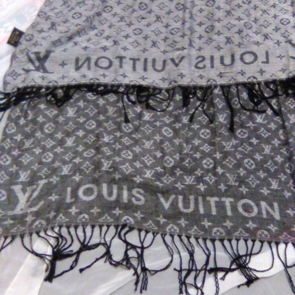 It is a LV scarf - Picture 3 of 4